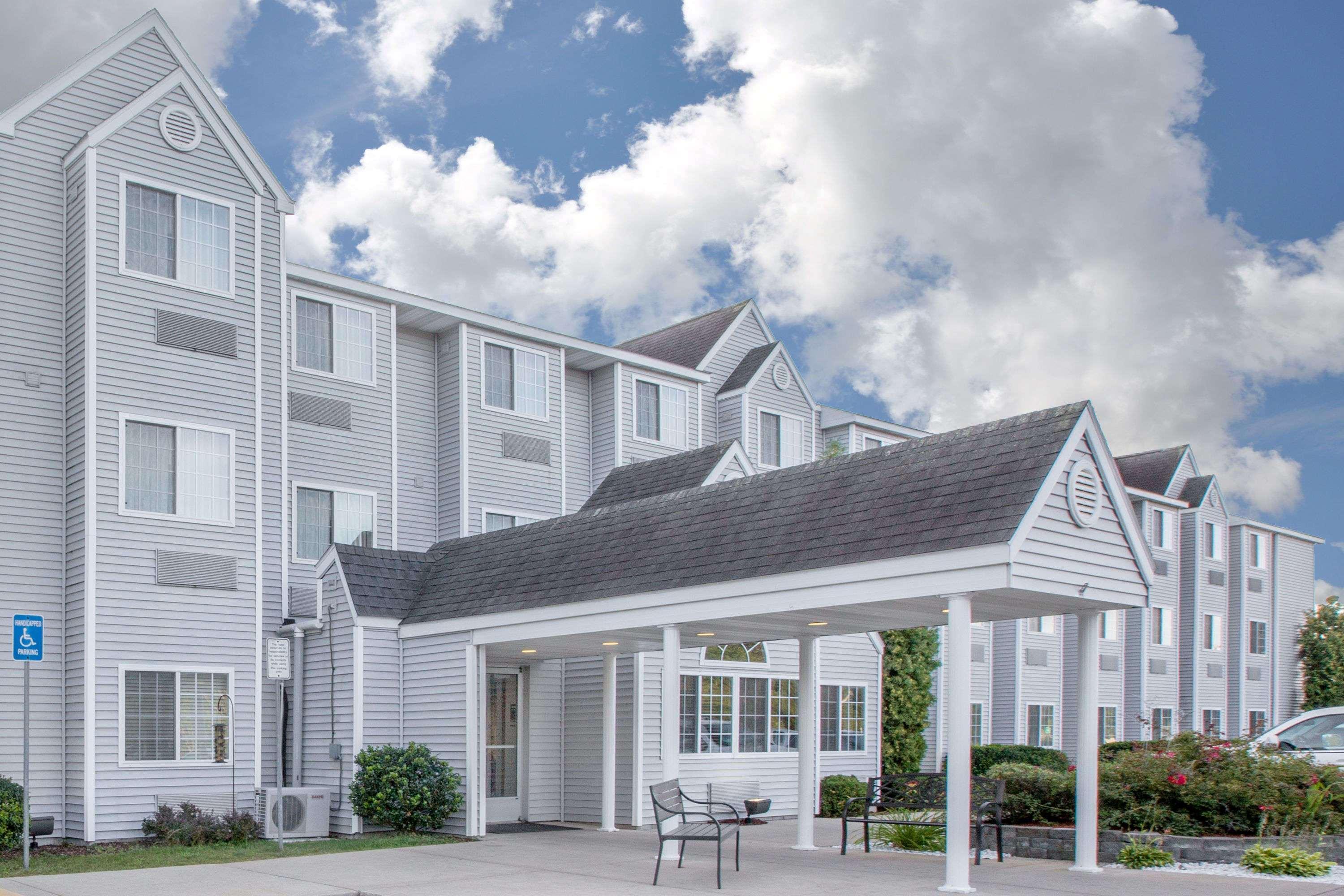 Microtel Inn And Suites Manistee Exterior foto