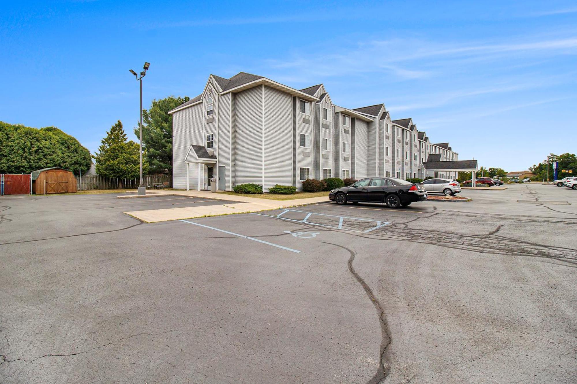 Microtel Inn And Suites Manistee Exterior foto