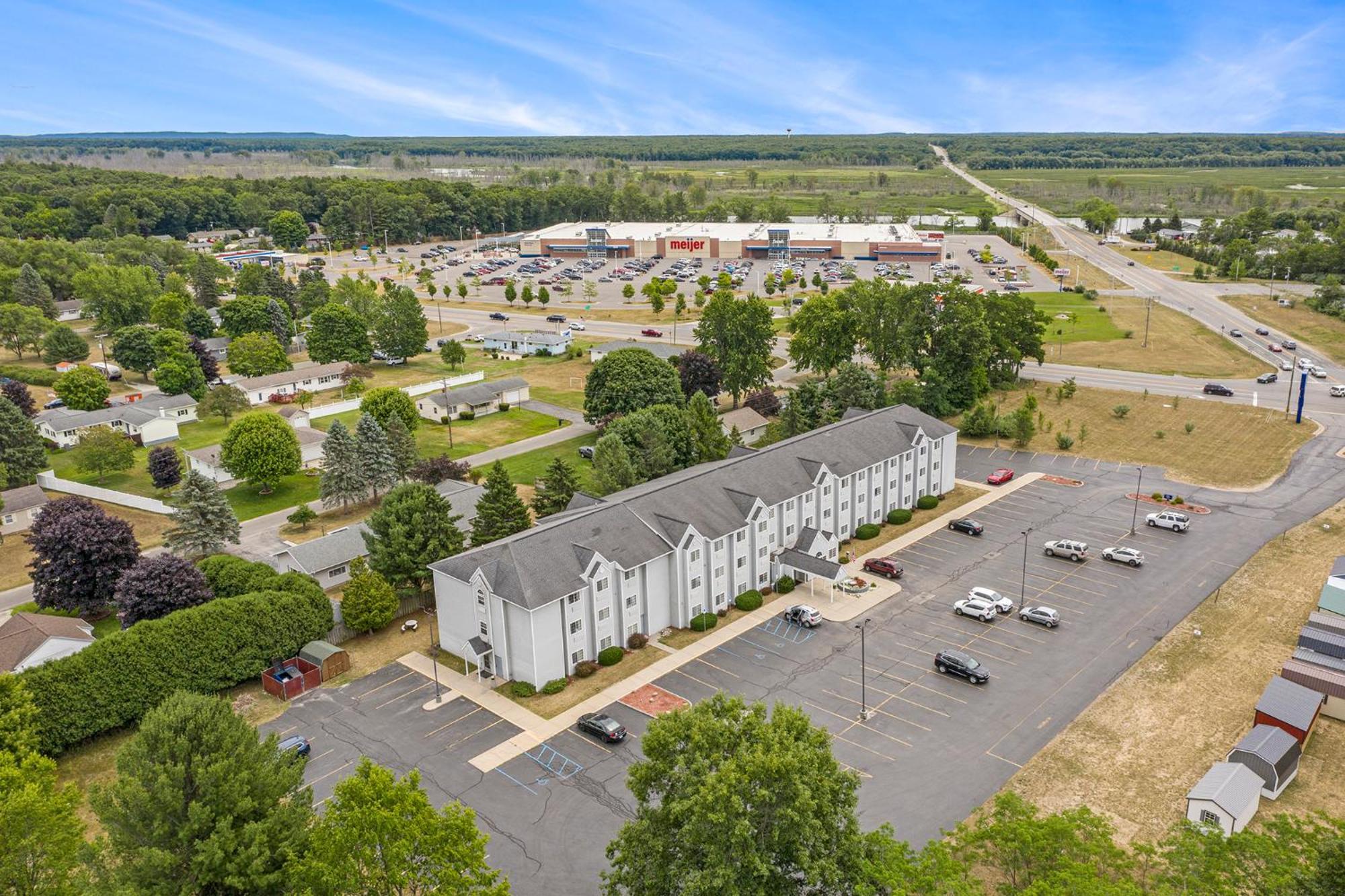 Microtel Inn And Suites Manistee Exterior foto
