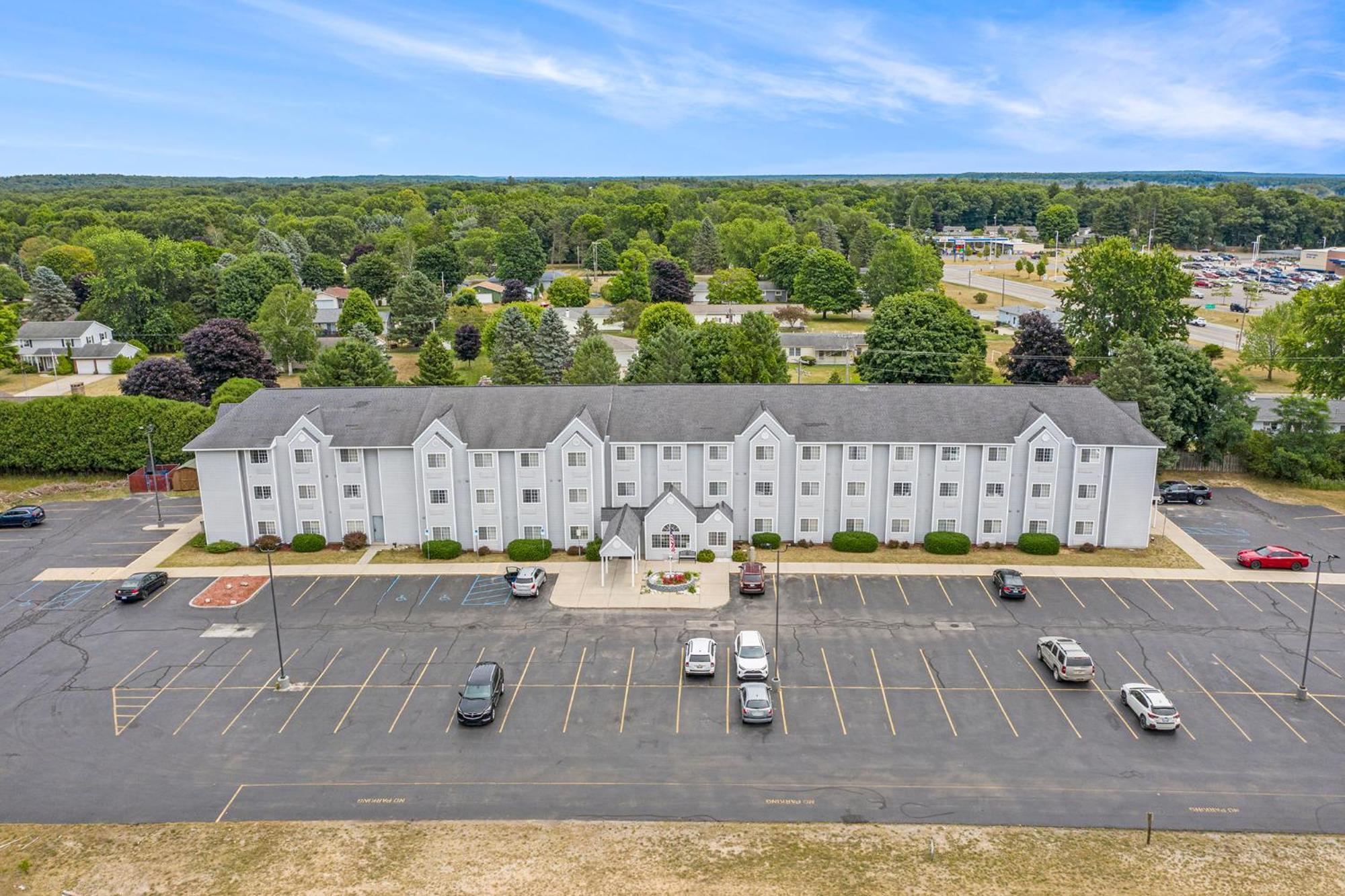 Microtel Inn And Suites Manistee Exterior foto