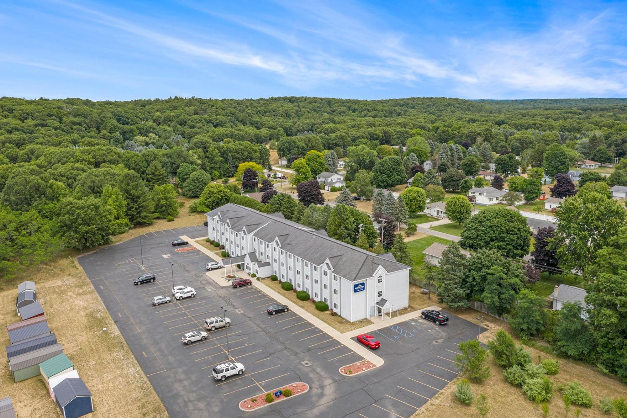Microtel Inn And Suites Manistee Exterior foto
