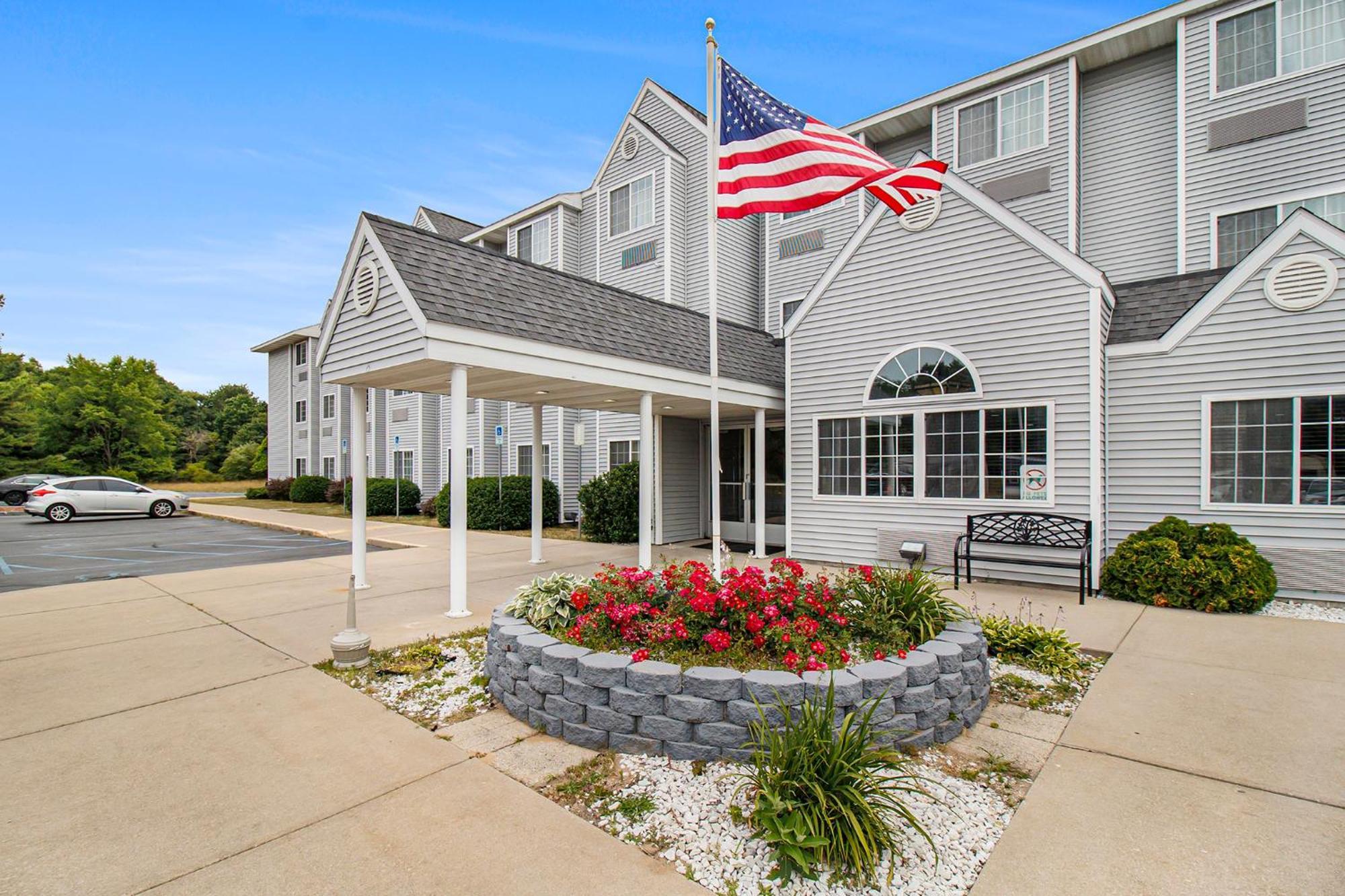 Microtel Inn And Suites Manistee Exterior foto